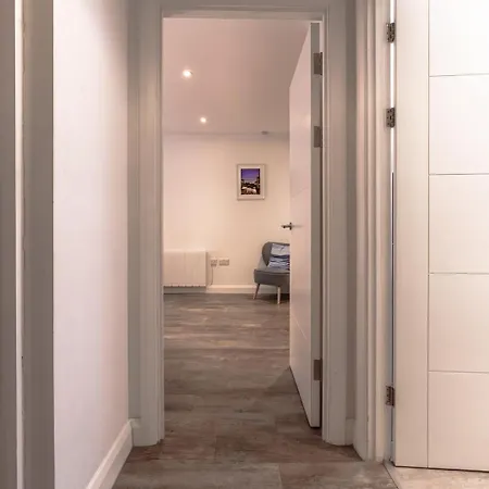 Stylish Center Serviced In Apartment Bristol